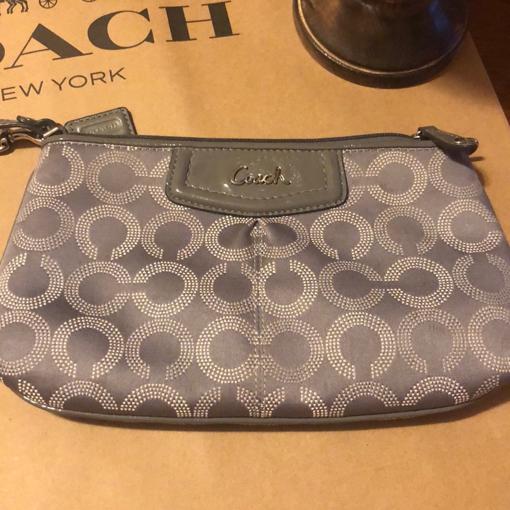 💗COACH 💗 Gray Transitional Wristlet! 👛